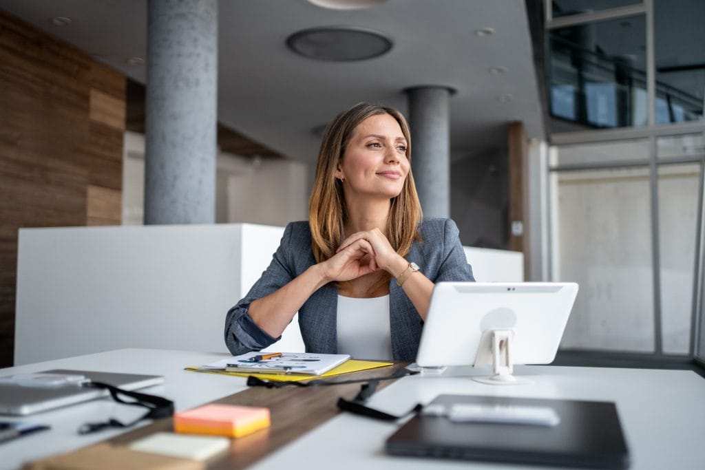 Synlig for headhunter — kvinnelig leder ved skrivebord vurderer karrierevalg